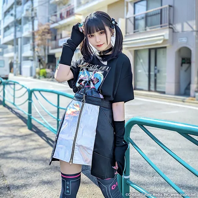 Listen Flavor x Hatsune Miku t-shirt with arm warmers