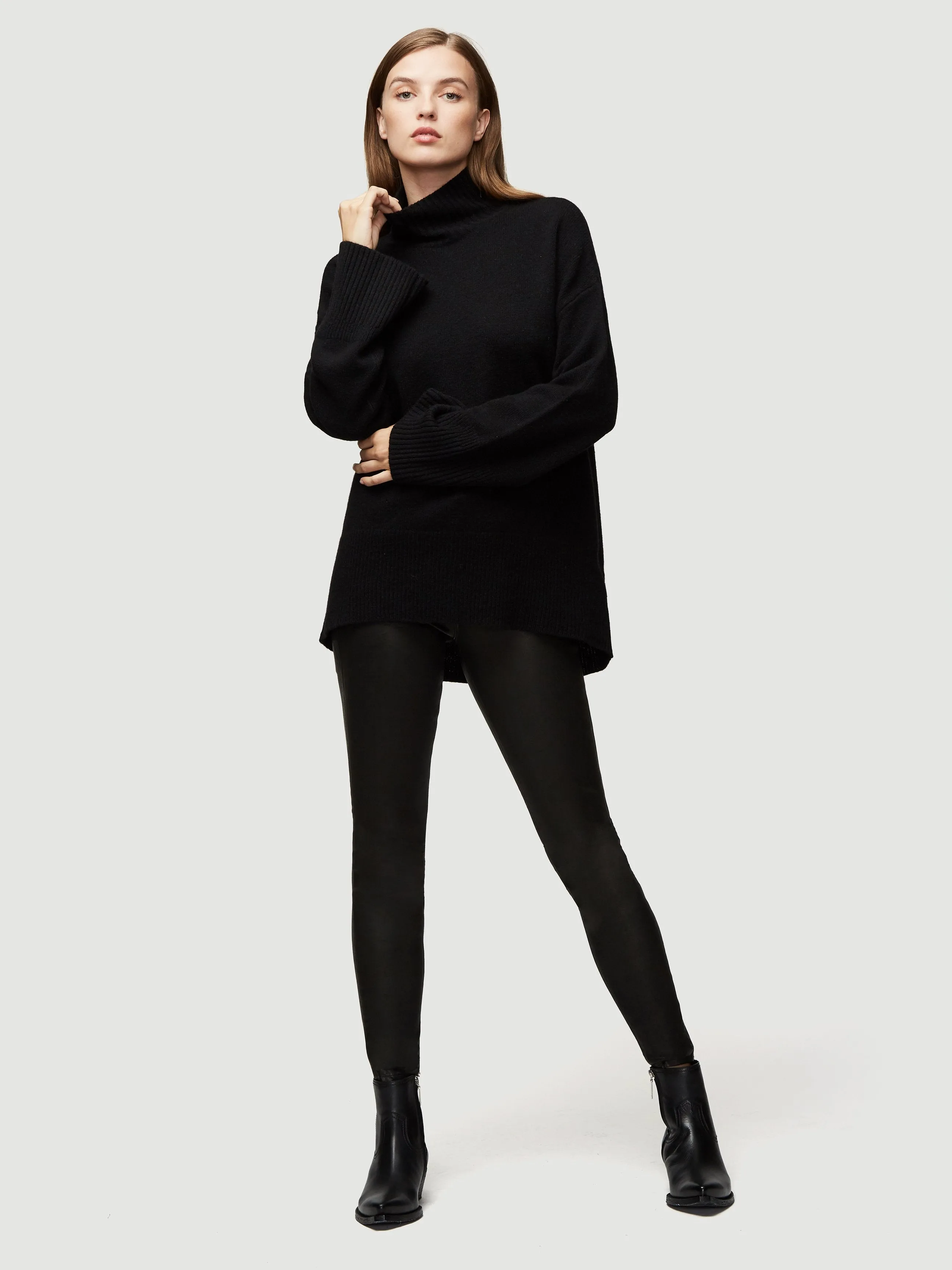 Sustainable Cashmere High Low Turtleneck -- Noir